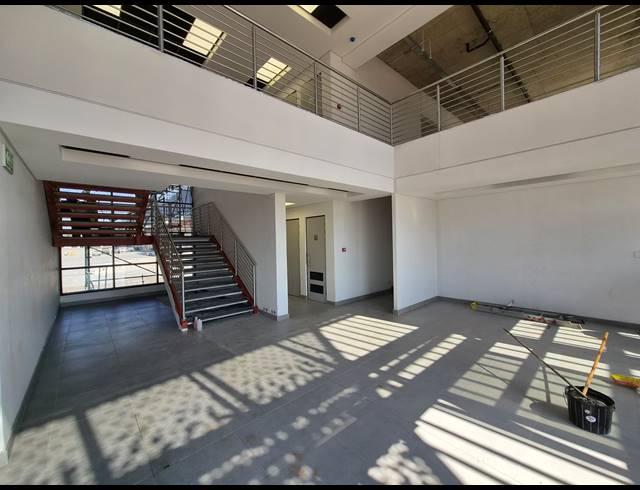 18,756M² WAREHOUSE TO LET IN LONGLAKE